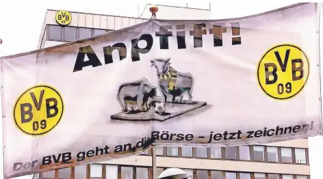  ?? FOTO: FRANZ-PETER TSCHAUNER/DPA ?? Mit dem Slogan „Anpfiff! - Der BVB geht an die Börse - jetzt zeichnen!“warb der BVB für seine Aktien.