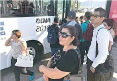  ??  ?? Desde las cinco de la mañana de ayer, usuarios reportaron problemas para llegar a sus destinos por la falta de transporte público.