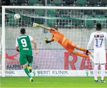  ?? KEYSTONE ?? FCZ-Keeper Yanick Brecher streckt sich vergebens, der St.Galler Vincent Sierro trifft zum 1:0.