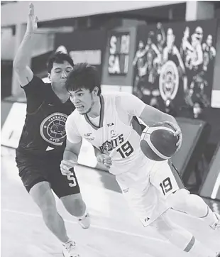  ??  ?? MERALCO’S Bong Quinto tries to shake off Terrafirma’s Juami Tiongson.