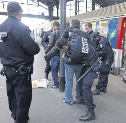  ?? Charles platiau/ reuters ?? En París, operativos de control en la estación de Saint Lazare