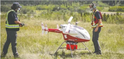  ?? LEAH HENNEL ?? Researcher­s test a drone used to deliver medical supplies and COVID-19 test kits to remote communitie­s.