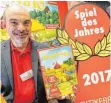  ?? FOTO: DPA ?? Siegerspie­l und sein Autor: Bruno Cathala mit „Kingdomino“.