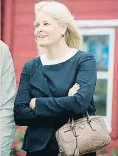  ?? © STE / ENFOQUE REPORTAJES / GTRES ?? METTE MARIT DE NORUEGA La esposa del príncipe Hakoon es una apasionada de los bolsos de Prada; tiene varios modelos, en todos los tamaños y colores.