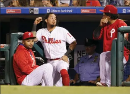  ?? CHRIS SZAGOLA — THE ASSOCIATED PRESS ?? Phillies shortstop Freddy Galvis, center, looks on with Andres Blanco, left, and Jorge Alfaro, right, during the sixth of Monday’s gave against the Atlanta Braves. Galvis played center field in Game 2 of Wednesday’s doublehead­er. inning