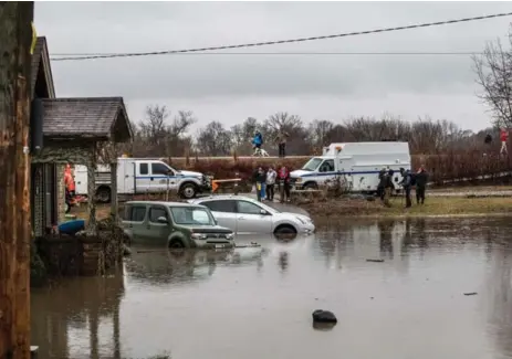  ?? AARON VINCENT ELKAIM/THE CANADIAN PRESS ?? Brantford residents along the Grand River were evacuated after an ice jam upstream of Parkhill Dam sent a surge of water downstream Wednesday.