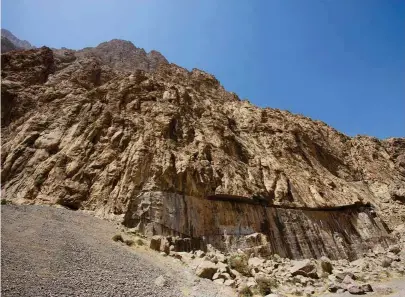  ?? ?? La «Inscripció­n de Behistún», una monumental leyenda en piedra del imperio aqueménida, grabada a 30 metros de altitud sobre un acantilado en Kermanshah, al noroeste de Irán.