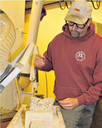  ?? FOTO: STEFAN KÜMMRITZ ?? Viele Besucher ließen sich am Tag der offenen Tür erklären, was in der Münsterbau­hütte alles passiert. Im Bild Steinmetz Axel Bohn.