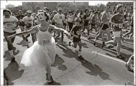  ?? AUSTIN AMERICAN-STATESMAN FILE ?? Runners make their way down the street at the 1981 Cap 10K.