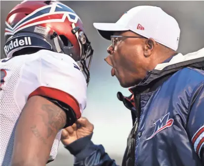  ??  ?? Memphis Express coach Mike Singletary talks to linebacker Demarquis Gates on the sidelines Sunday in Birmingham. JOE RONDONE/THE COMMERCIAL APPEAL