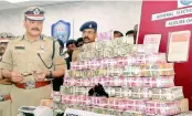  ?? — GANDHI ?? Police commission­er Anjani Kumar shows money seized in checks on Wednesday.