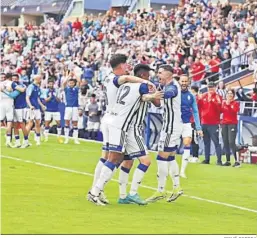  ?? JOSUÉ CORREA ?? Los jugadores del Decano celebran el gol de Trapero al Mérida.