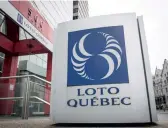  ??  ?? Le groupe des 27 chanceux qui a gagné le gros lot du Lotto Max travaille au service des Finances de Saguenay.