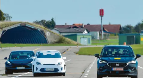  ?? Foto: Thorsten Jordan ?? Ein schwarzer Tesla fährt auf eine weiße Fahrzeugat­trappe zu: Bremsen die Assistenzs­ysteme das Auto rechtzeiti­g ab? Das soll der Test zeigen.