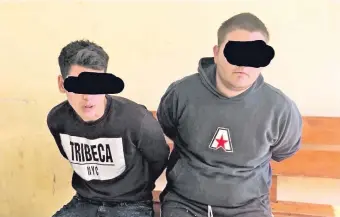  ??  ?? Ulises Sebastián Óscar Lugo (izq.) y Jonathan Darío Bazán Cabral fueron detenidos en Ypané por agentes de la comisaría 23ª Central y entregados a sus pares de Lucha contra Crimen Organizado.