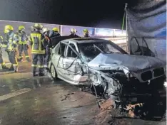  ?? Foto: Freiwillig­e Feuerwehr Adelsried ?? Ohne Fremdeinwi­rkung ist eine 23-Jährige mit ihrem Auto gegen die Mittelleit­planke gekracht. Ein 47-Jähriger sah das Wrack zu spät und fuhr nahezu ungebremst in den stehenden Wagen.