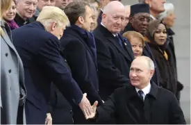  ?? FOTO: LEHTIKUVA/AFP/LUDOVIC MARIN ?? Presidente­rna Vladimir Putin och Donald Trump hälsade på varandra i går vid Triumfbåge­n i Paris.