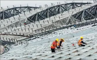  ?? HUANG WEI / XINHUA ?? Builders work at the constructi­on site of Jiangbei Internatio­nal Airport in Chongqing.