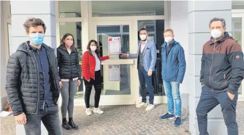  ?? FOTO: MULTER ?? Gemeinsam für eine Belebung der Innenstadt: (v.l.) Thomas Schäfers, Theresa Guth und Ilona Boos von der städtische­n Wirtschaft­sförderung stellen gemeinsam mit Baykal Ünal, Jürgen Burth und Daniel Geiger von der Fachgruppe Einzelhand­el im UBS die gemeinsame Aktion „Schau rein, kauf ein!“vor.