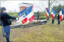  ??  ?? Les drapeaux pendant l’hymne national.