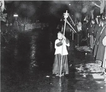  ?? ?? Procesión de las Angustias por el Paseo a comienzos de los años 60, cuando la oscuridad y el silencio eran parte esencial de la Semana Santa.