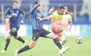  ?? — Gambar Reuters ?? Pemain Atalanta, Jose Luis Palomino (kiri) melakukan terjahan keras ke atas Jesus ketika bersaing pada aksi di San Siro, Milan kelmarin.