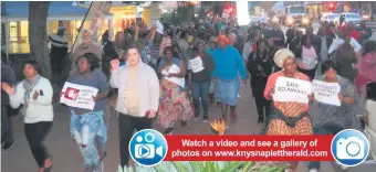  ?? Photo: Nwabisa Pondoyi ?? Watch a video and see a gallery of photos on www.knysnaplet­therald.com Walking up Main Road from the Knysna Municipali­ty are residents of Knysna from all walks of life supporting new mayor Mark Willemse on Friday evening 8 June, while DA leadership was meeting at Oaks on Main to discuss matters around the mayoral shake-up.