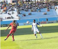  ?? Picture: MICHAEL PINYANA ?? GIVING THEIR ALL: Chippa United and Highlands Park players kept fans on the edge of their seats despite concerns over a poor turnout at the Sisa Dukashe Stadium