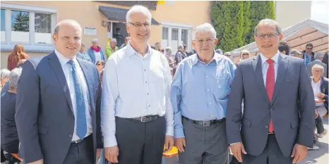  ?? FOTO: HÜGLER ?? 40 Jahre Härtsfeldh­of: Das Bild zeigt (von links) den Neresheime­r Bürgermeis­ter Thomas Häfele, Stefan Kulle aus Stammheim, Hausverwal­ter Alois Schmid und den Elchinger Ortsvorste­her Nikolaus Rupp.