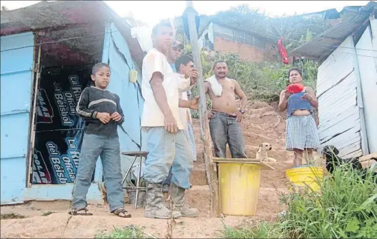  ?? JOAQUIM IBARZ ?? Chabolas a las afueras de Caracas, en Venezuela