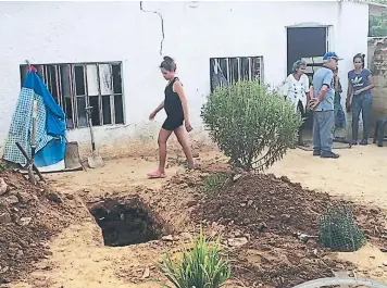  ?? FOTO: EL HERALDO ?? Ante la falta de recursos, esta familia enterró a su pariente en el patio de su casa.