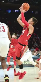  ?? GETTY IMAGES ?? Davide Moretti scored 18 points and hit two consecutiv­e three-pointers midway through the second half to help Texas Tech beat Louisville.