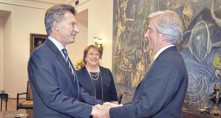  ?? Cambiemos ?? Macri saludó a Vázquez, quien visitaba a Bachelet en Santiago de Chile