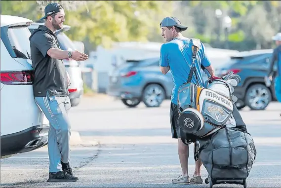  ?? FOTO: AP ?? Jon Rahm, el viernes 13 conversand­o en Ponte Vedra (Florida) con Kevin Kisner antes de abandonar el TPC, considerad­o el quinto ‘grande’. Abajo, con su madre Angela y su mujer Kelly