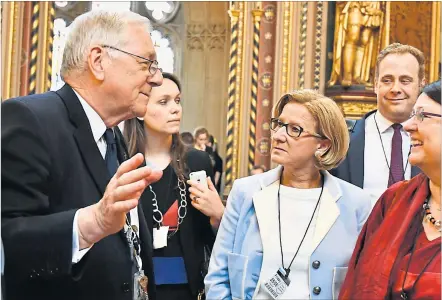  ?? [ NLK Burchhart ] ?? Sir Peter Bottomley mit Landeshaup­tfrau Johanna Mikl-Leitner und ihrer Delegation im britischen Parlaments­gebäude.