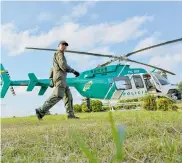 ??  ?? El helicópter­o Bell 407 tiene su base de operacione­s en la Escuela de Policía Antonio Nariño, en Soledad.