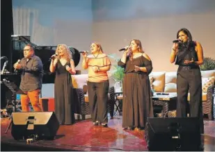  ??  ?? Eduardo Vázquez, Mónica Medina, Beatriz Castro, Mariana Correa y Mariana Correa, en el concierto A Piano y Voz, dirigidos por el maestro Ricardo Quiroz.