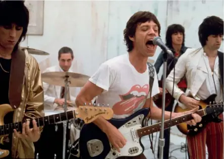  ??  ?? 1978, la shocking langue existe déjà depuis sept ans, et Mick (Jagger) l’arbore fièrement sur scène, aux côtés de Keith (Richards) et de Ronnie (Wood) à la guitare, du bassiste Bill (Wyman) et du batteur Charlie (Watts).