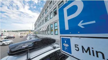  ?? FOTO: ALEXANDER KAYA ?? Neben der Post gibt es jetzt neue Kurzzeitpa­rkplätze für den Hol- und Bringverke­hr („Kiss & Ride“) am Ulmer Hauptbahnh­of.