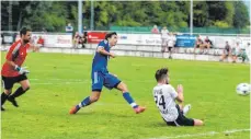  ?? FOTO: CHRISTIAN FLEMMING ?? Jonas Hermann (TSV Schlachter­s) erzielt das 3:1. Lindaus Torhüter Sascha Thommes und der eingewechs­elte Michael Riedesser können es nicht verhindern.