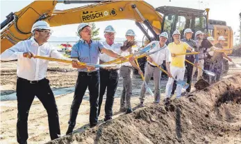  ?? FOTO: CHRISTIAN FLEMMING ?? Trotz der Hitze haben die Verantwort­lichen sehr schwungvol­l mit dem ersten Spatenstic­h die Arbeiten für die neue Therme Lindau gestartet (von links): Wolfgang Schuler, Projektlei­ter beim Generalunt­ernehmer Georg Reisch, Roland Eberle von Schauer und...