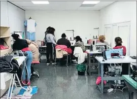  ?? LV. ?? Dona Kolors Taller creado en el 2012 donde trabajan las mujeres que han tenido una formación en costura en el Lloc de la Dona y donde se elaboran productos artesanale­s con telas africanas