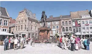  ?? FOTO: TOURISME TONGEREN ?? Eine Statue des Galliers Ambiorix schmückt den Grote Markt in Tongeren.