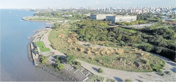  ?? MARIO QUINTEROS ?? Vista aérea. Cuenta con un humedal, un bosque y un pajonal. Como se formó con tierras que fueron ganadas al río, necesita un mantenimie­nto especial.