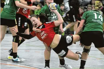  ?? Foto: Fred Schöllhorn ?? Schwierige Zeiten für den TSV Haunstette­n: Patricia Horner (am Ball) und ihre Kolleginne­n stehen bereits mit einem Bein in der 3. Liga. Ein Sieg gegen Mainz ist eigentlich Pflicht.