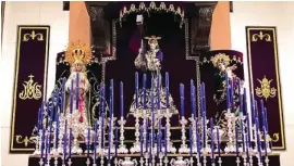  ??  ?? Nuestro Padre Jesús Nazareno, “El Abuelo”, preside un altar extraordin­ario