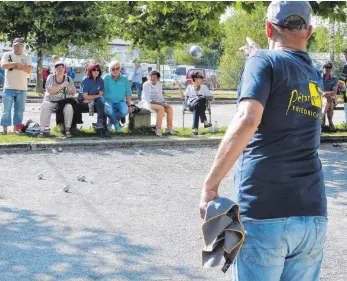  ?? FOTO: MICHAEL TSCHEK ?? Auch die Mannschaft des FC Friedrichs­hafen (vorne) nimmt am Wettbewerb teil.