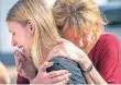  ?? FOTO: AP ?? Fassungslo­sigkeit und Trauer an der Santa Fe High School: Eine Schülerin wird von ihrer Mutter getröstet.
