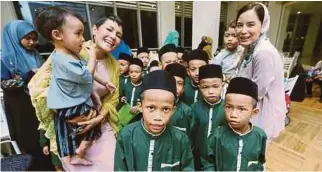  ??  ?? Yasmin Hani and Daphne with less privileged children at the event held at Publika recently.