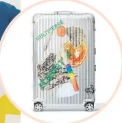  ??  ?? Color. La típica maleta de Rimowa de aluminio personaliz­ada por el artista danés se vende en edición limitada